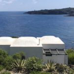 Bianco dei tetti sul blu del mare